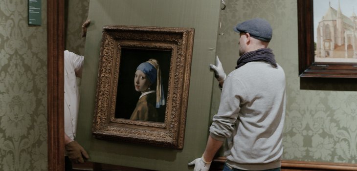 Close to Vermeer - Girl with a Pearl Earring leaves Mauritshuis